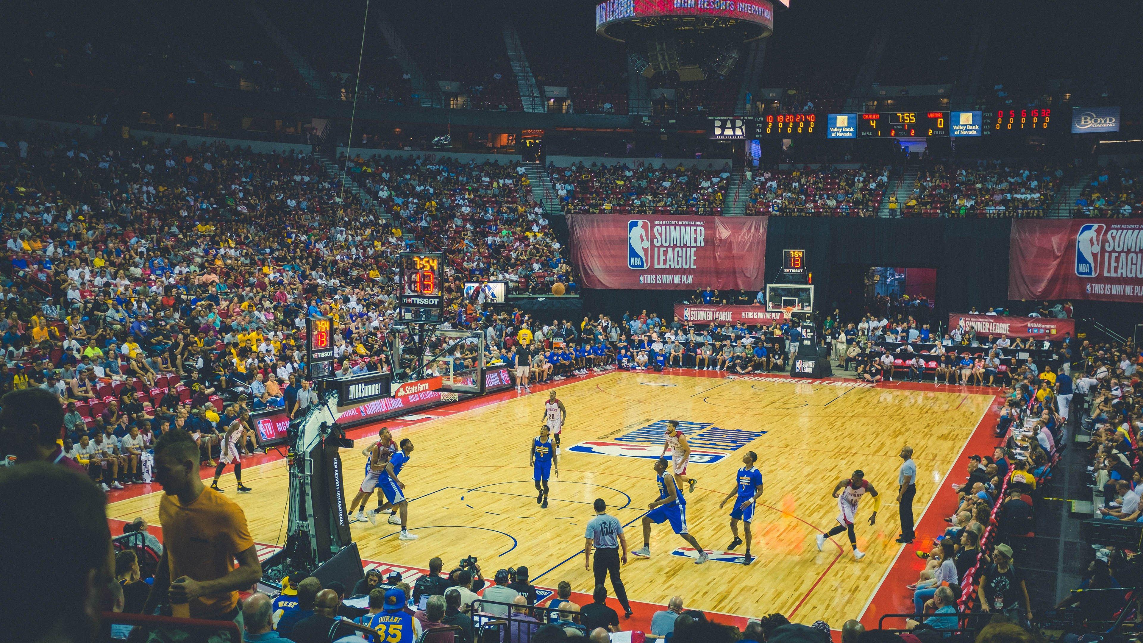 美媒都无语了,库里这么被撞被打都不犯规吗?