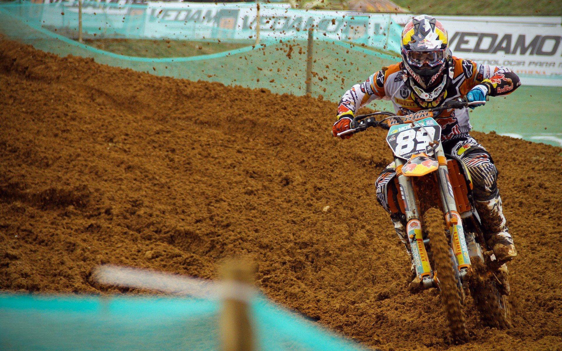 穆勒回应心态质疑反问记者，多特蒙德才是焦点？拜仁更衣室暗流涌动