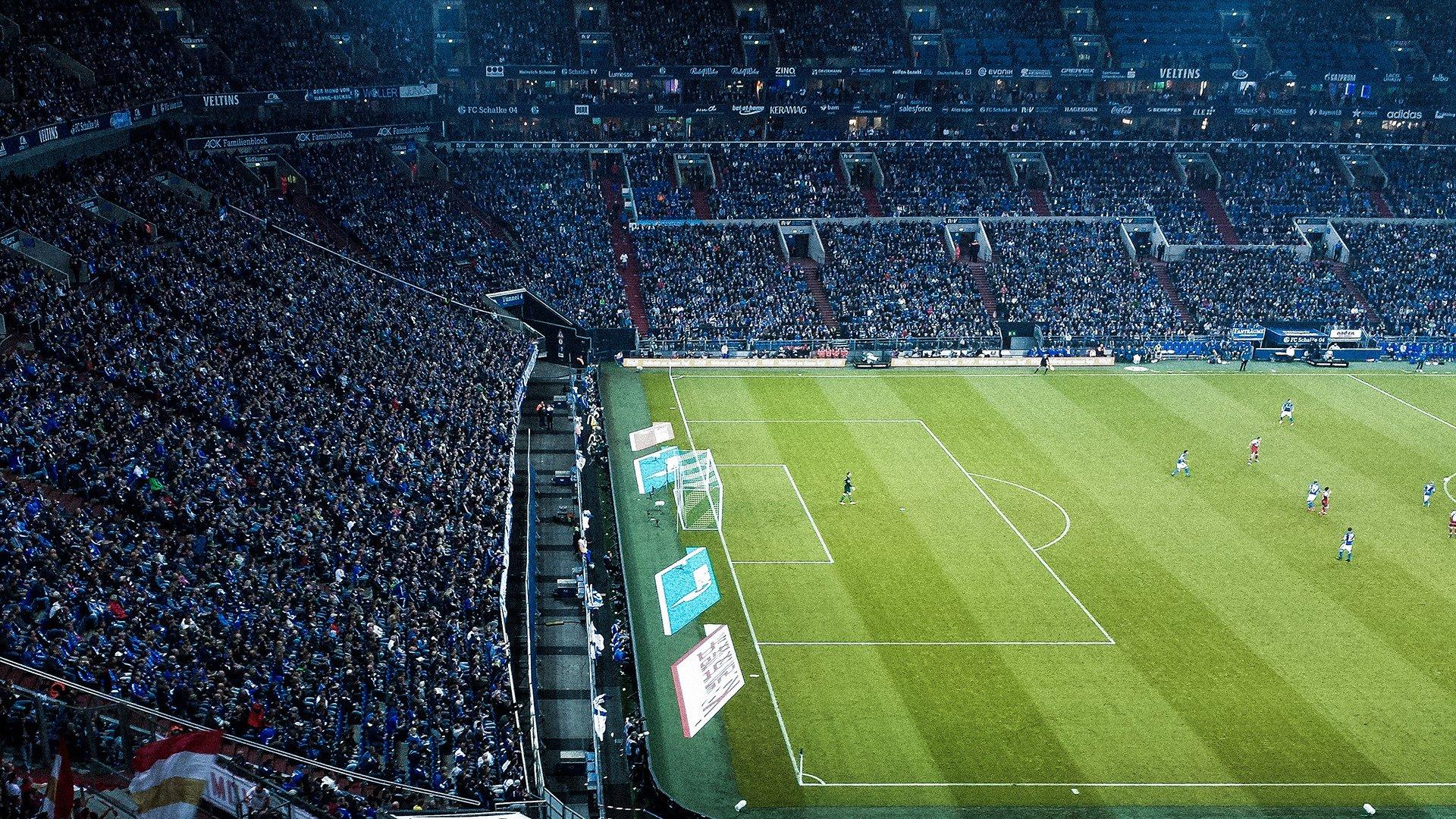 世俱杯半决赛前燃爆全场！美国传奇播音员迈克尔-巴佛空降现场引爆球迷狂欢